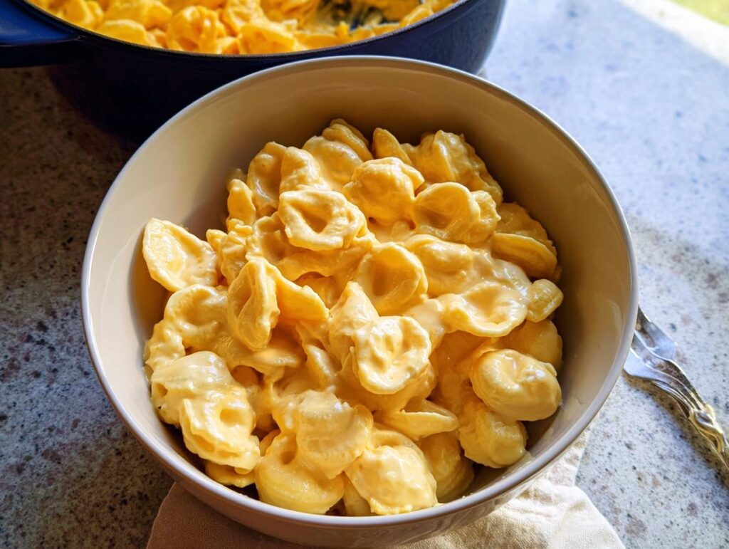 A bowl of creamy macaroni and cheese, a delicious and easy dinner recipe.
